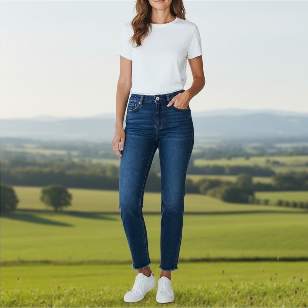 Seven7 Easy Fit High Rise Boyfriend Jeans with Frayed Hem. Size10/30.